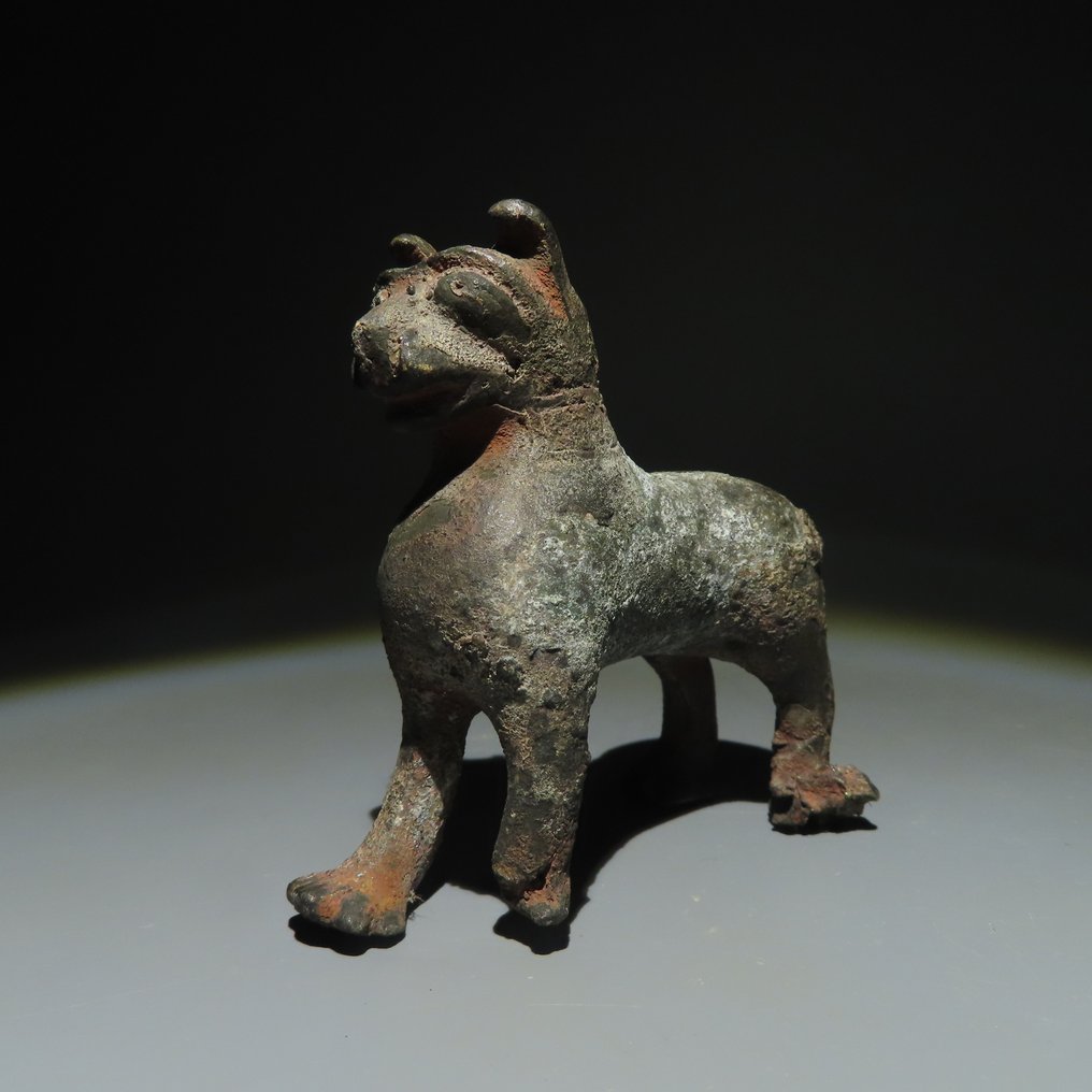 Idade do Ferro, Ásia Bronze Figura de um felino. Século I a.C. Comprimento de 6,5 cm. (Sem preço de reserva) #1.0