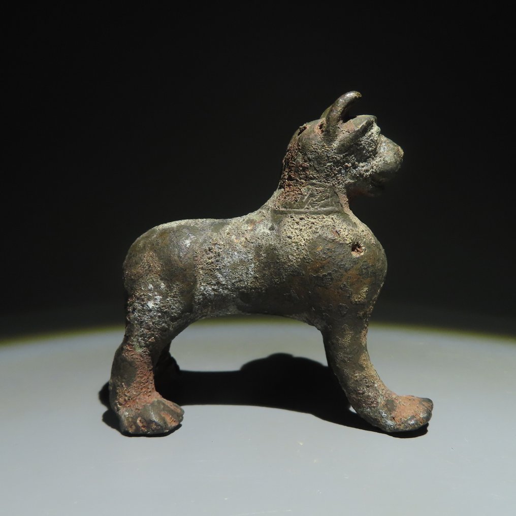 Idade do Ferro, Ásia Bronze Figura de um felino. Século I a.C. Comprimento de 6,5 cm. (Sem preço de reserva) #2.1