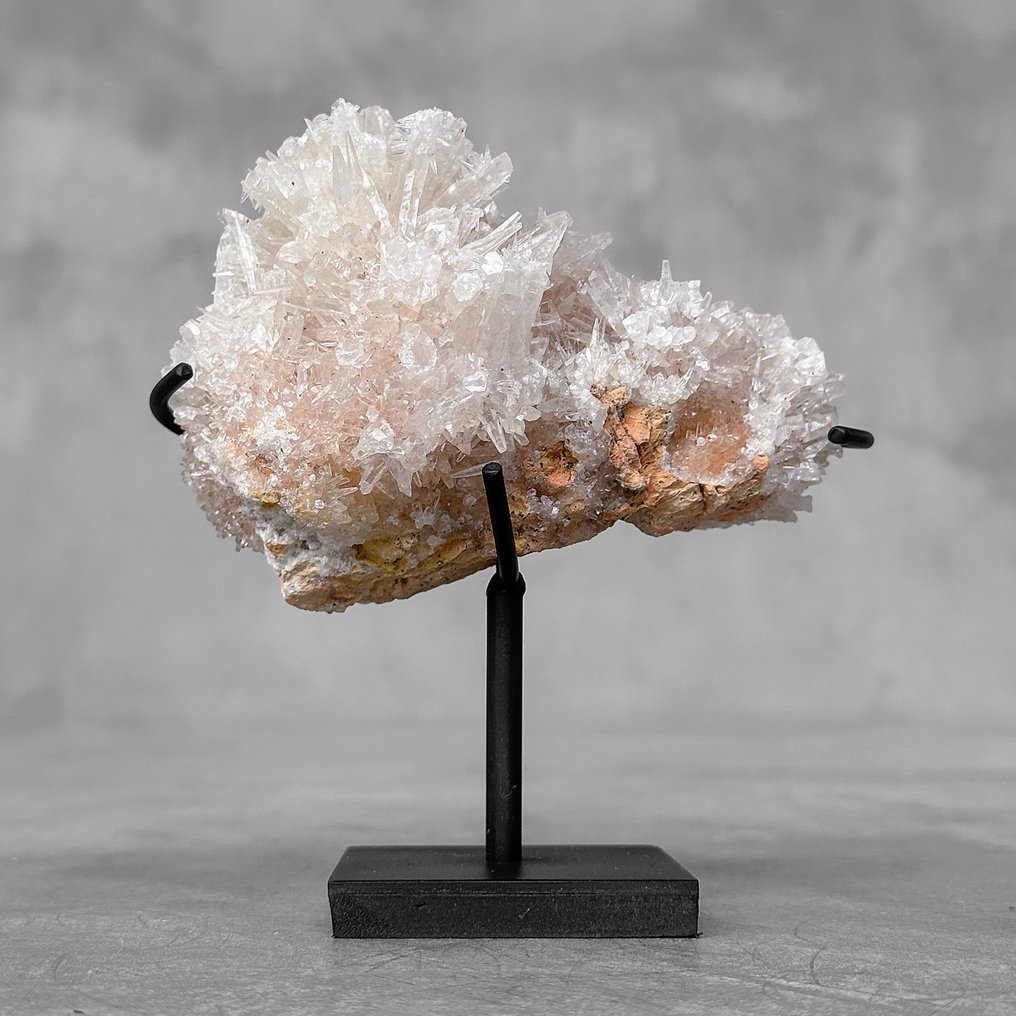 NO RESERVE PRICE - A Beautiful Blush Pink Crystal Cluster on stand - Height: 11 cm - Width: 9 cm- 700 g #2.1