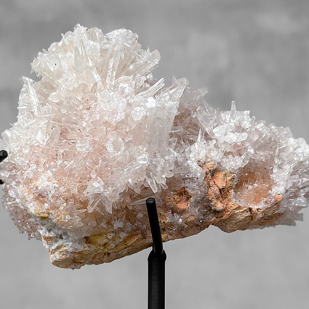 NO RESERVE PRICE - A Beautiful Blush Pink Crystal Cluster on stand - Height: 11 cm - Width: 9 cm- 700 g #1.1