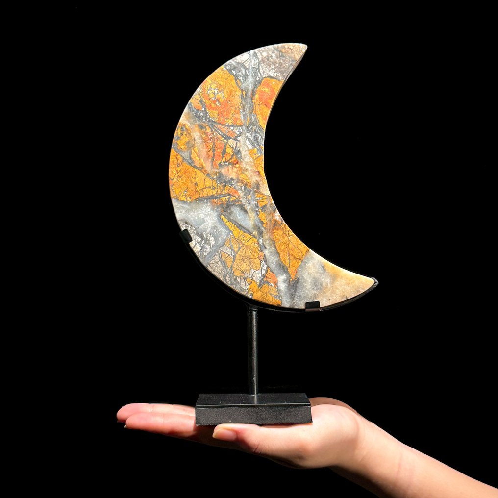 INGET RESERVPRIS - Vacker Maligano Jasper Crescent Moon formad på ett anpassat stativ - Höjd: 27 cm - Bredd: 14 cm- 1700 g #2.1