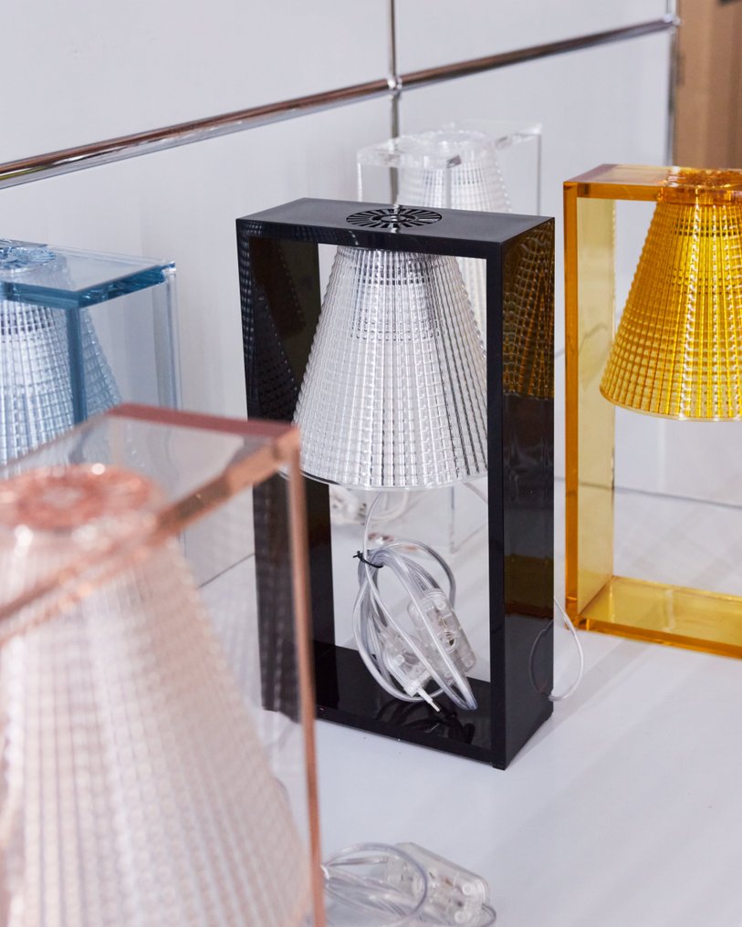 Kartell - Eugeni Quitllet - Επιτραπέζιο φωτιστικό - Ελαφρύς αέρας - Πολυανθρακικό - ΕΠΙΛΕΞΤΕ ΤΟ ΧΡΩΜΑ ΣΑΣ #1.0