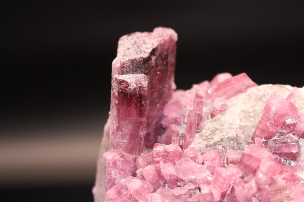Tourmaline specimen - Rubellite - with a spray of tourmaline Intense Color - No Repairs - Super Rare - Height: 100 mm - Width: 80 mm- 420 g - (1) #3.2
