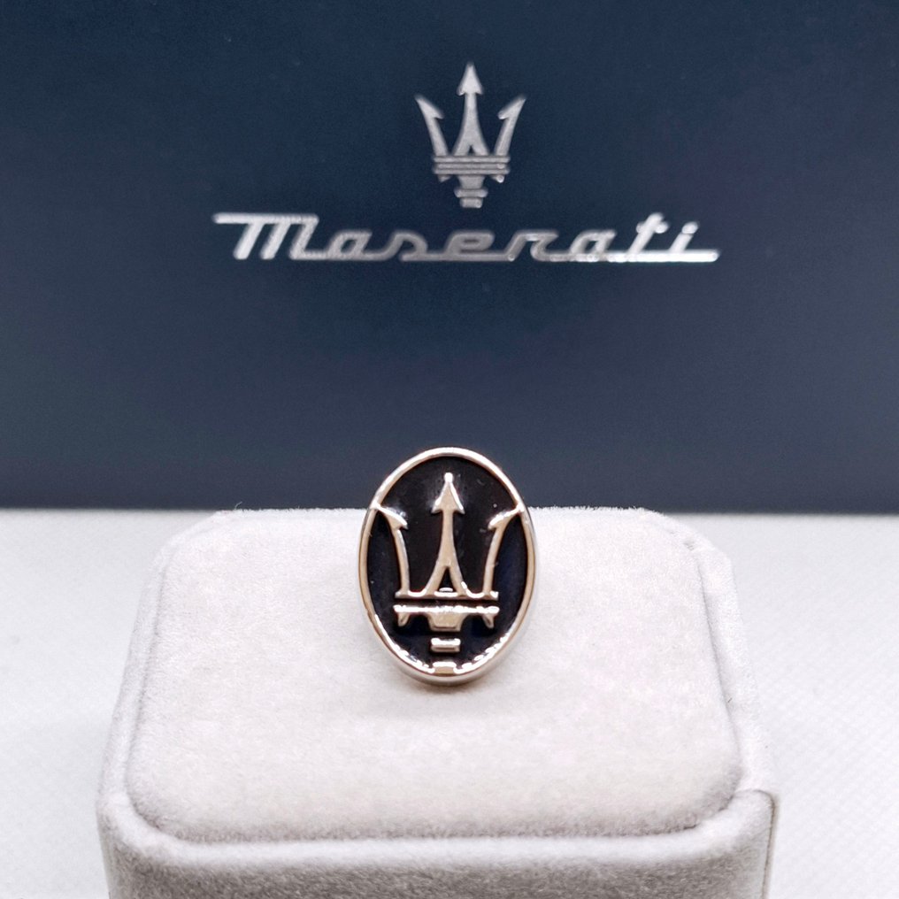 Oro blanco laminado (18k). - Broche - Maserati. #1.1