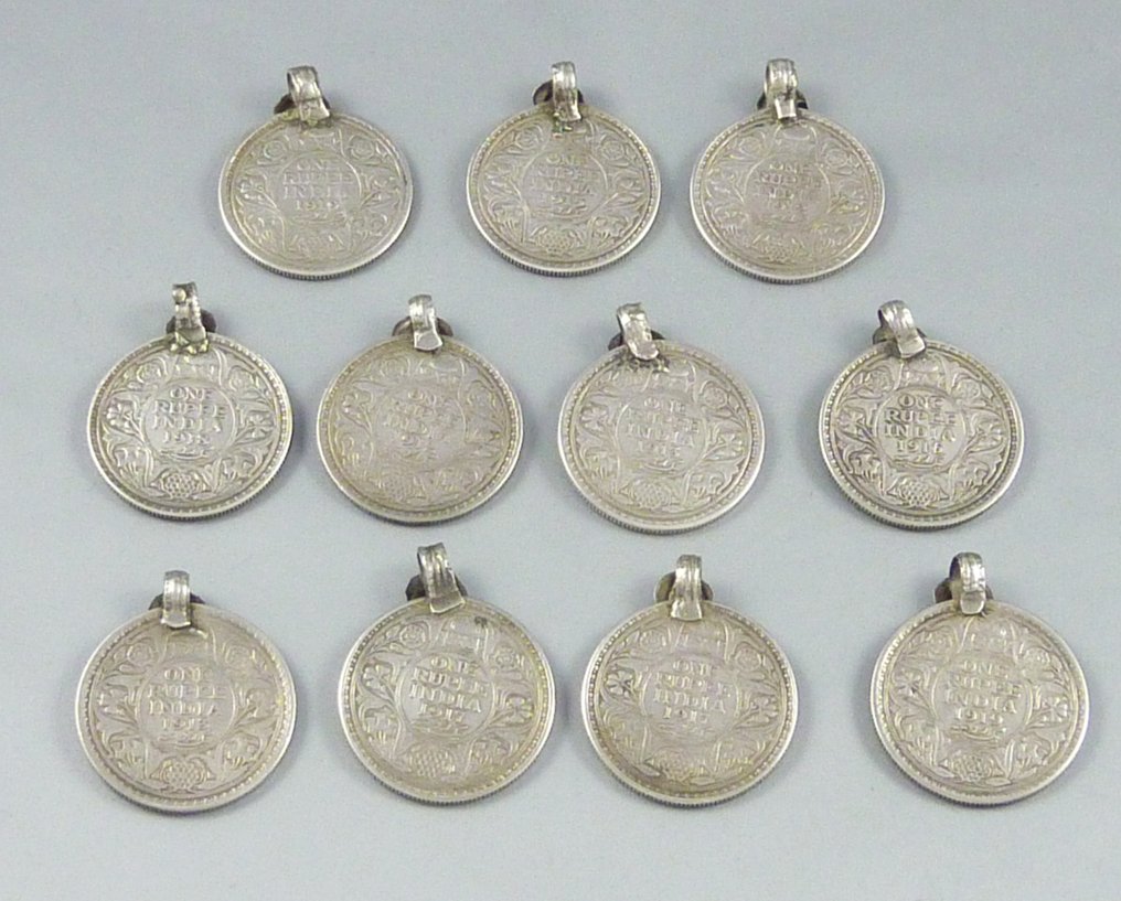 Undici pendenti con monete in argento da 140 g - Argento - India - Inizio XX secolo #2.1