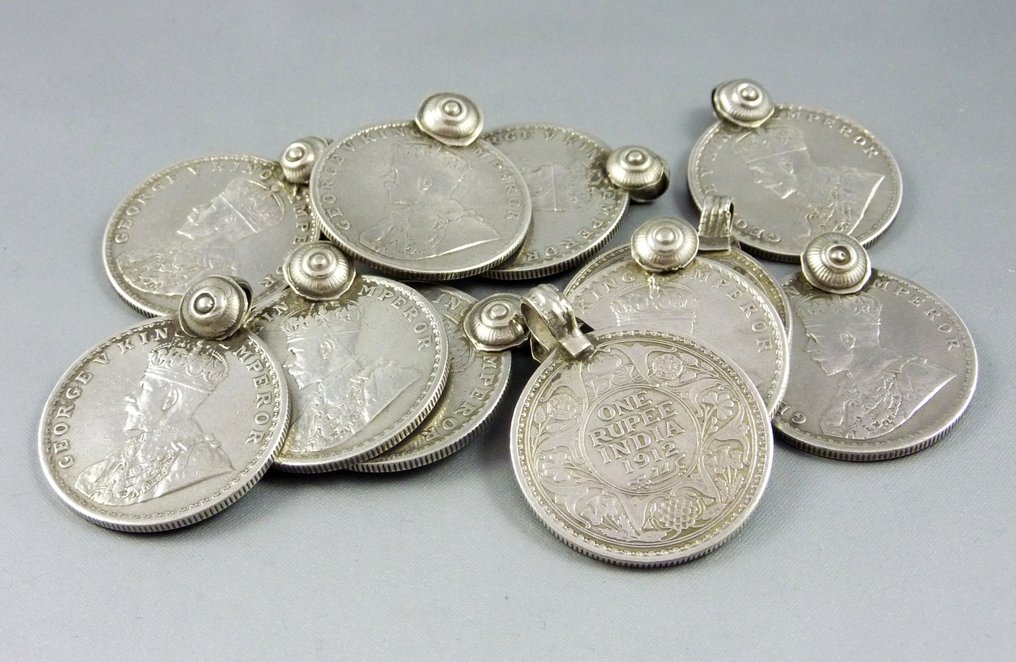 Undici pendenti con monete in argento da 140 g - Argento - India - Inizio XX secolo #1.0