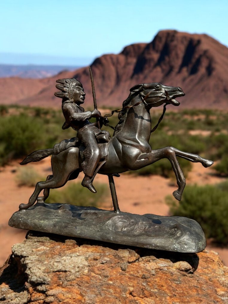 After F. Remington - Sculpture, Native American on horse - W39xH50cm - 6.8 Kg - 39 cm - Bronze #1.1