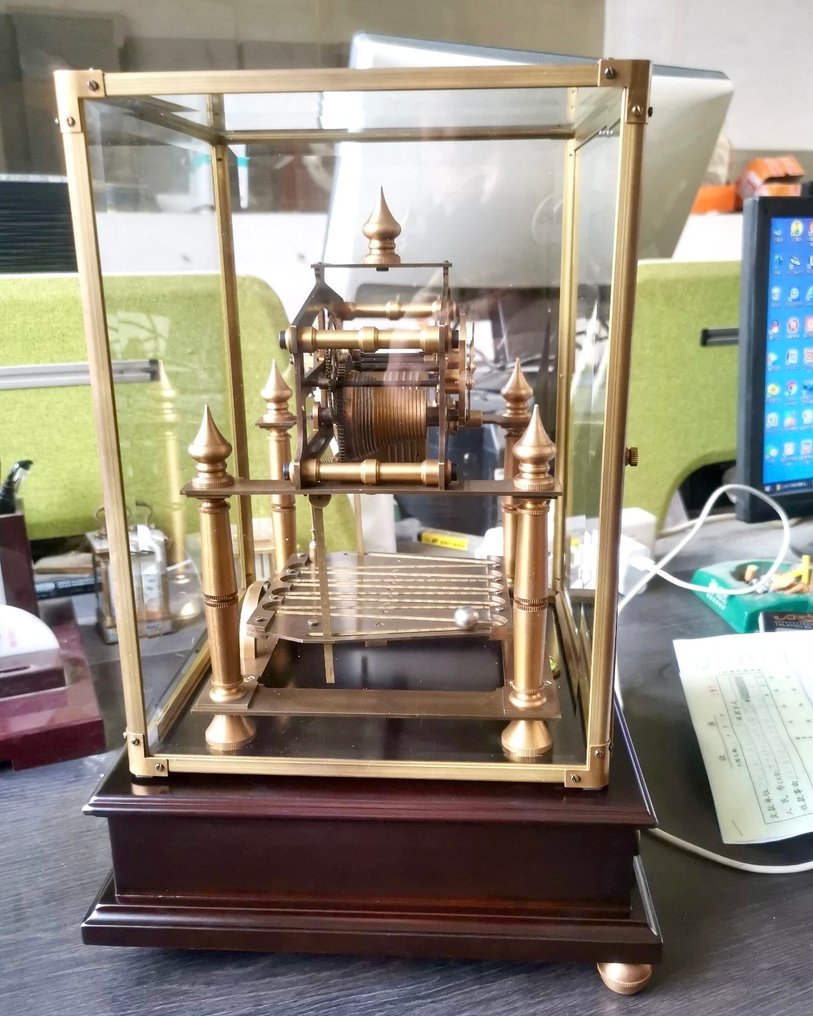 Gongreven pyörivän pallon kello - Messinki - 2020- #3.2