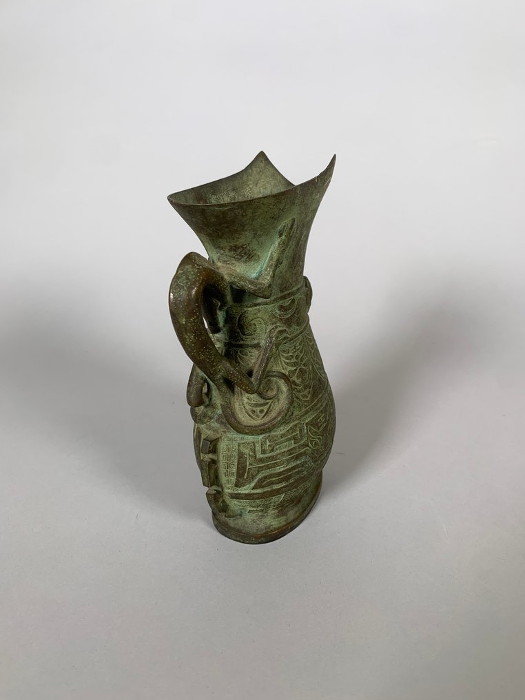 Bronze, Archaistic Chinese style - 20th century Vase - 25 cm (No Reserve Price) #1.0