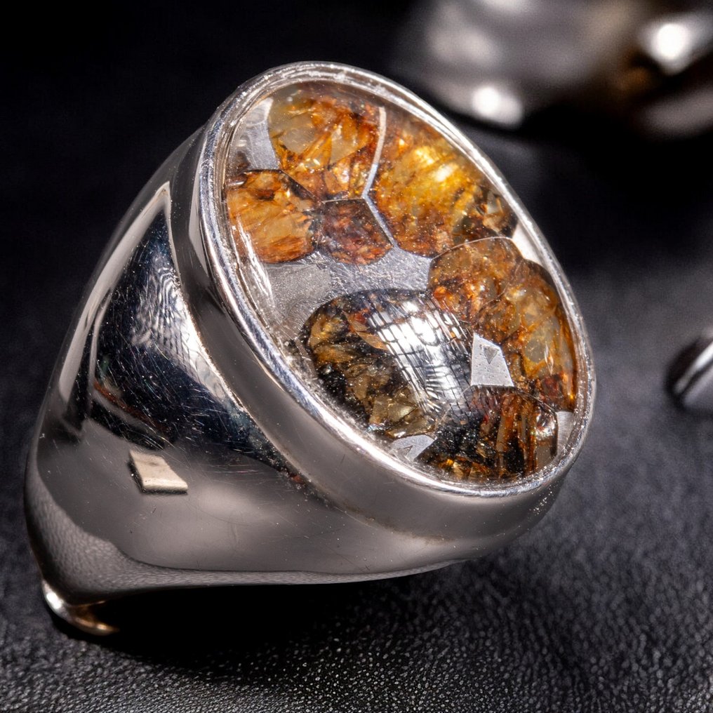 Pallasite meteorite ring Africa Height 28.5 mm Width 22 mm 12 g auction online Catawiki