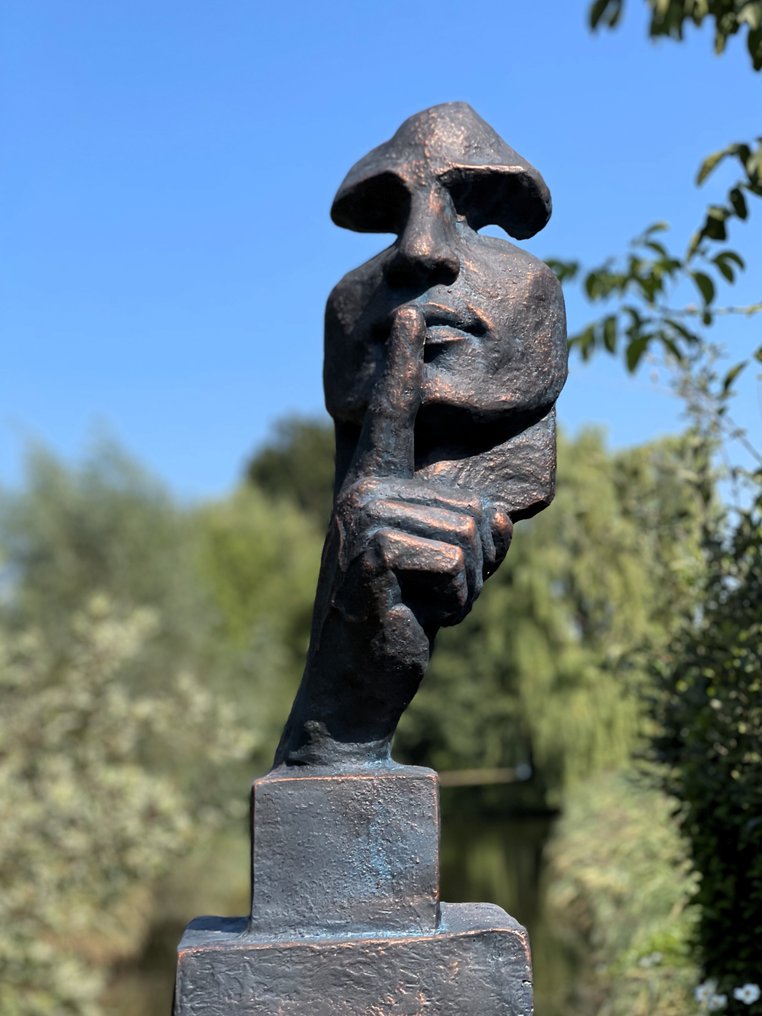 Uteskulptur, "Silence" Man met wijsvinger voor zijn lippen - 78 cm - Polystone #1.0