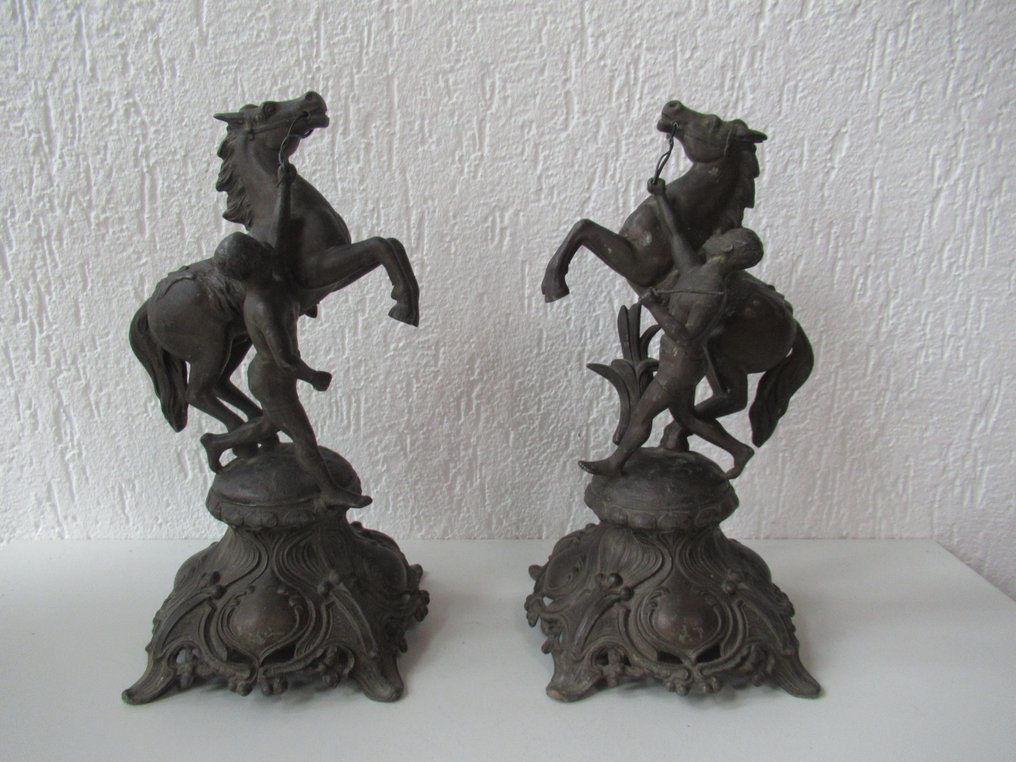 Scultura, 2 Paarden met hun temmer, naar Coustou - 31 cm - Spelter - 1900 #1.1