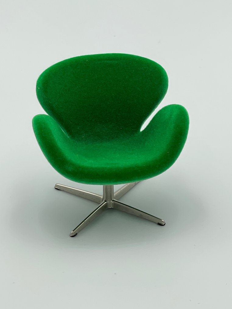 Minimii - Arne Jacobsen - Miniatűr figura - Miniature Swan Chair - Fém, Bársony #2.1