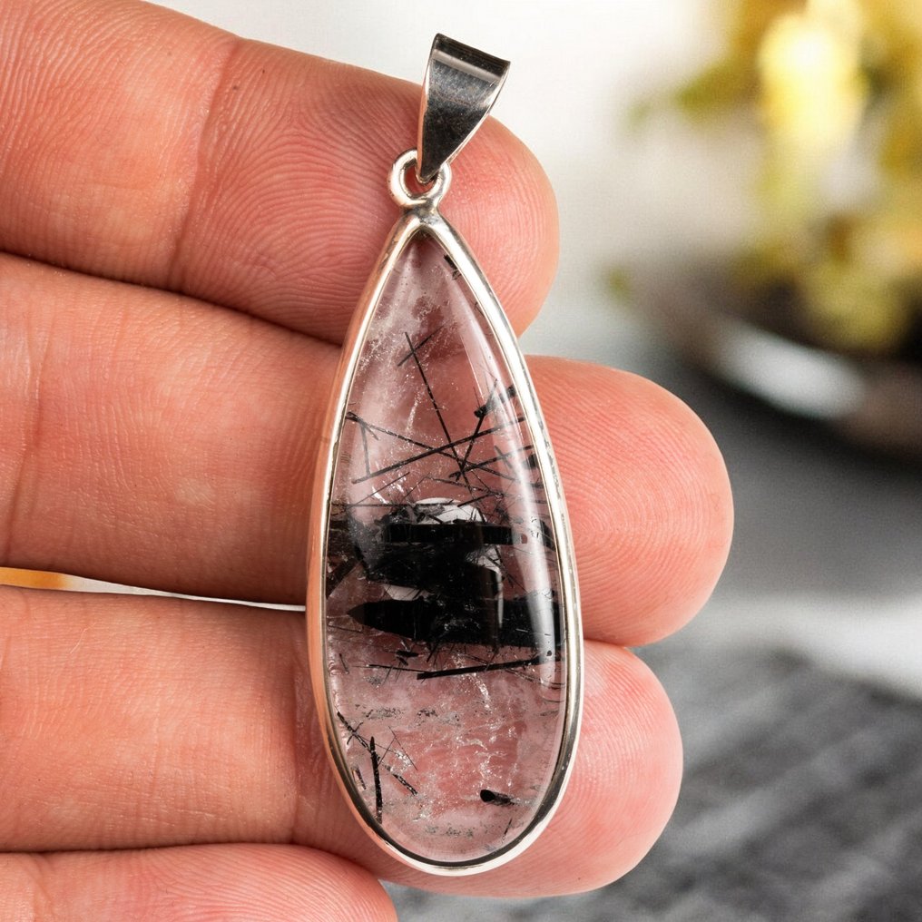 Quartz tourmaliné - 1ère qualité Quartz extra clair avec tourmaline - Hauteur : 58 mm - Largeur : 19 mm- 11 g #1.0