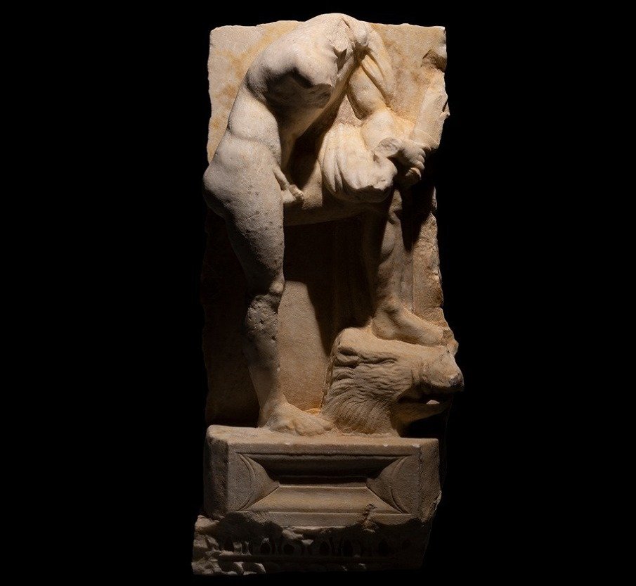 Roma antica Marmo Frammento di sarcofago raffigurante Meleagro e il cinghiale. II secolo d.C. 68 cm H #1.1