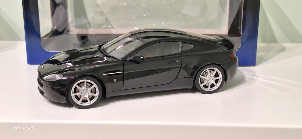 Autoart 1:18 - Modelauto - Aston Martin V8 Vantage #1.1