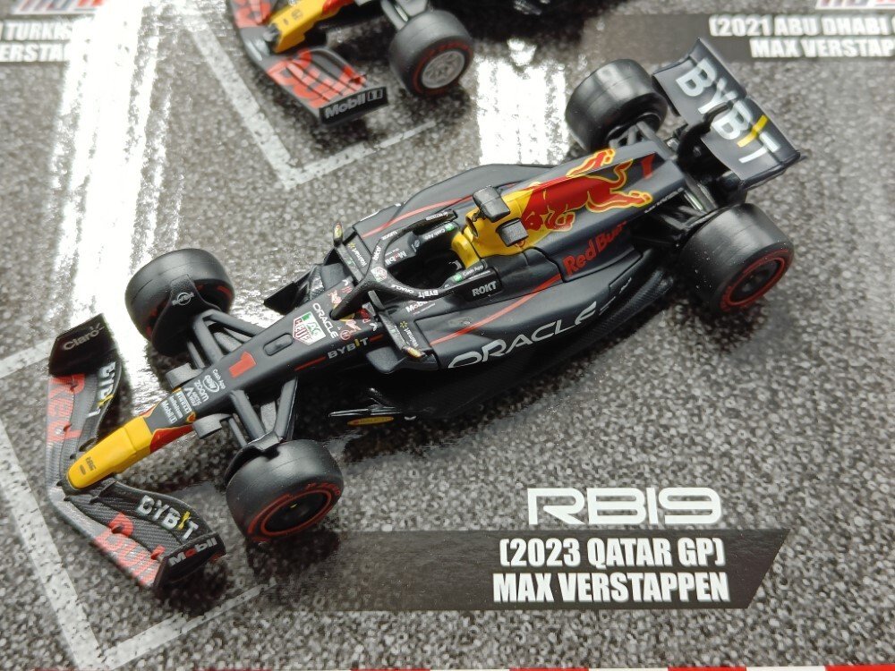 Bburago 1:43 - Coche de carreras a escala  (4) - 4x Oracle Red Bull Max Verstappen 2021-2023 World Champion Set - RB16B (GP de Turquía n.º 33 de 2021), RB16B (GP de Abu Dhabi n.º 33 de 2021), RB18 (GP de Japón n.º #3.2