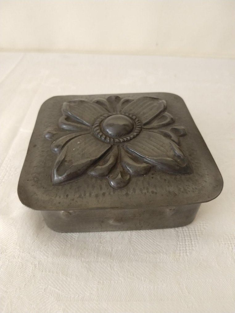 Tobacco box - pewter tobacco box marked ETAIN FRANCOIS MEDOC - Tin - pewter tobacco box #1.1