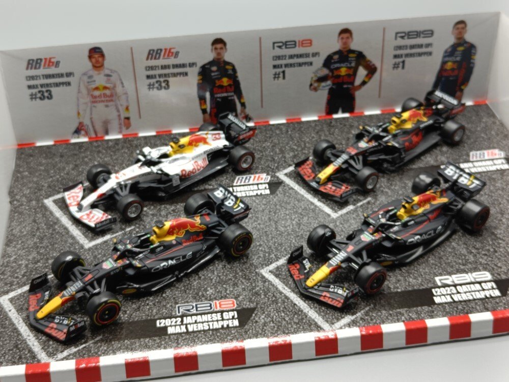 Bburago 1:43 - Coche de carreras a escala  (4) - 4x Oracle Red Bull Max Verstappen 2021-2023 World Champion Set - RB16B (GP de Turquía n.º 33 de 2021), RB16B (GP de Abu Dhabi n.º 33 de 2021), RB18 (GP de Japón n.º #1.1