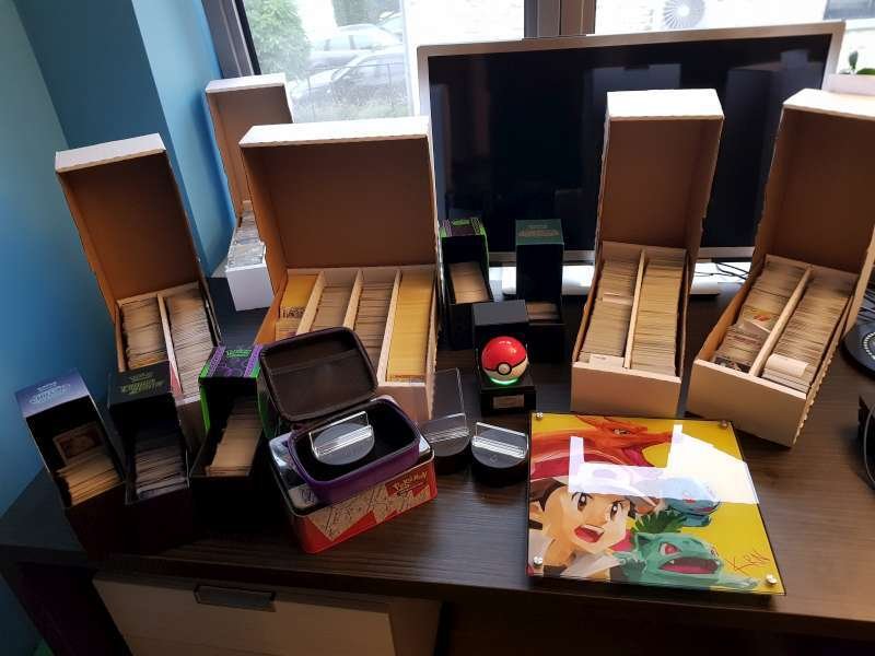 +9000 pokemonkaarten Mix van veel verschillende sets Near Mint + aantal gadgets - 9000 Complete Album #1.1