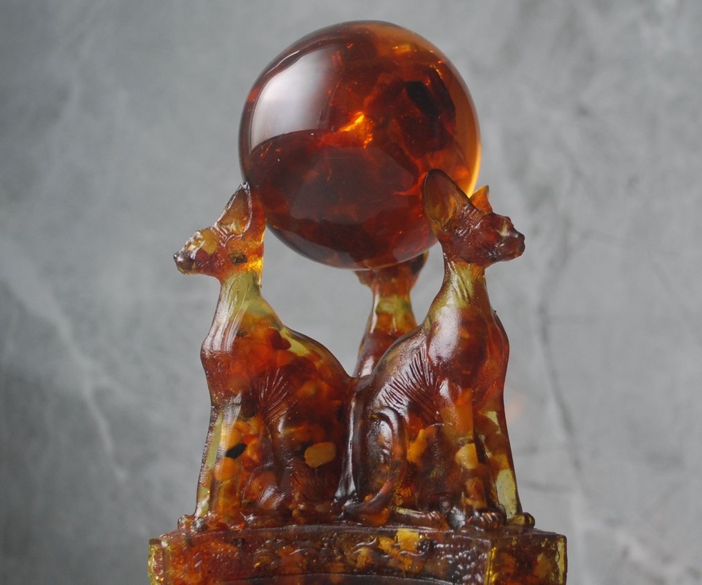 3只波罗的海琥珀斯芬克斯猫，手持带有蜂类包裹物的琥珀球 - 琥珀 - Meditation - 13 cm - 10 cm  (沒有保留價) #4.3