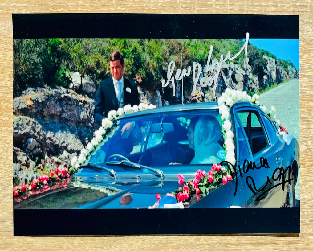 James Bond 007: On Her Majesty’s Secret Service - George Lazenby, signed with COA #1.0