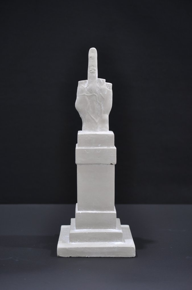 Maurizio Cattelan (1960) - L.O.V.E #4.3