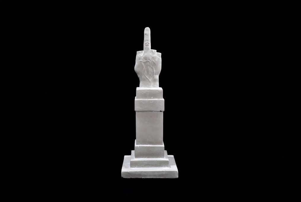 Maurizio Cattelan (1960) - L.O.V.E #1.0