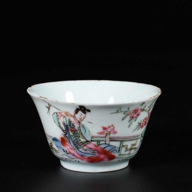 Cup Coupe aux émaux de la Famille Rose à décor d'une musicienne