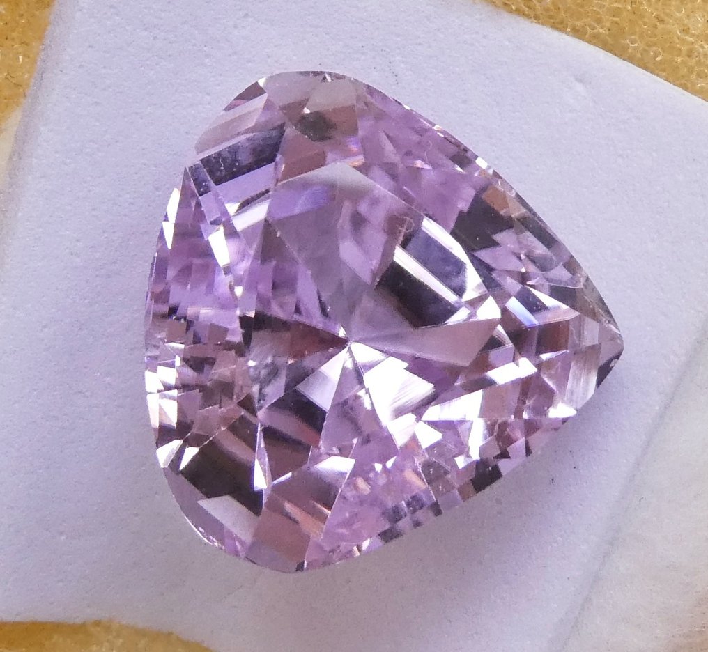 Κουνζίτης - 25.79 ct - Instituto Gemólogico Español (IGE) #2.1