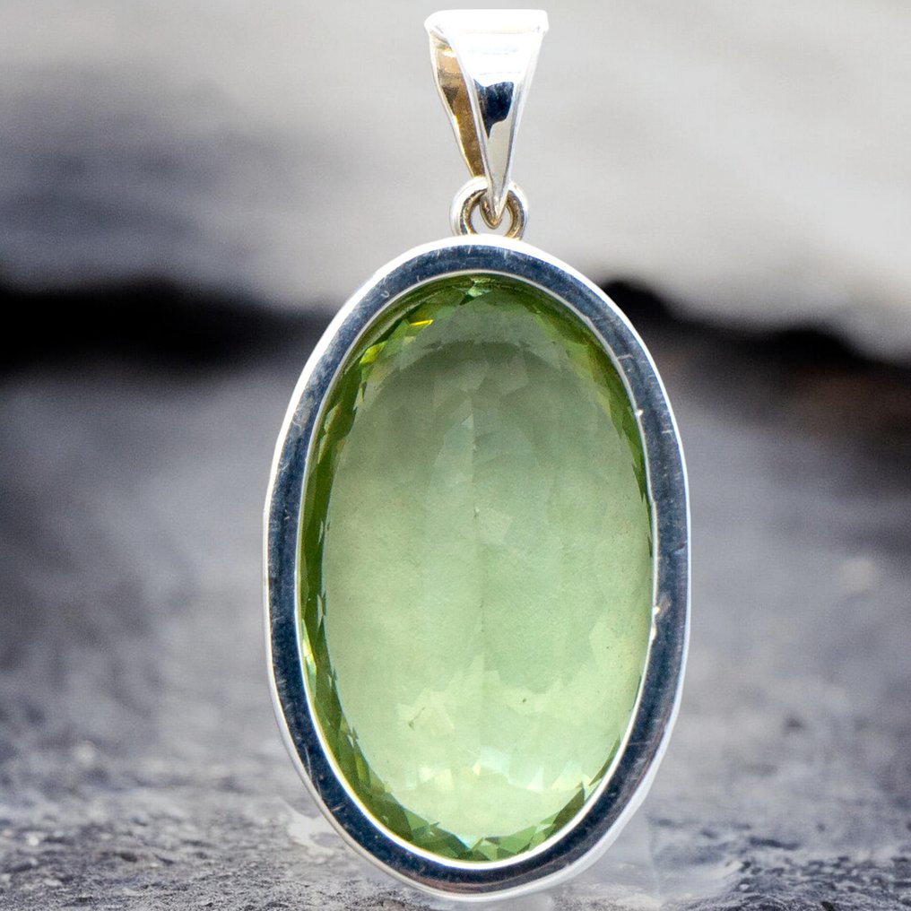 Prasiolite,一种罕见的绿色石英品种。 优雅的银吊坠,配以椭圆形Prasiolite宝石:一件精致的珠宝。 - 高度: 45 mm - 宽度: 21 mm- 19 g #4.3