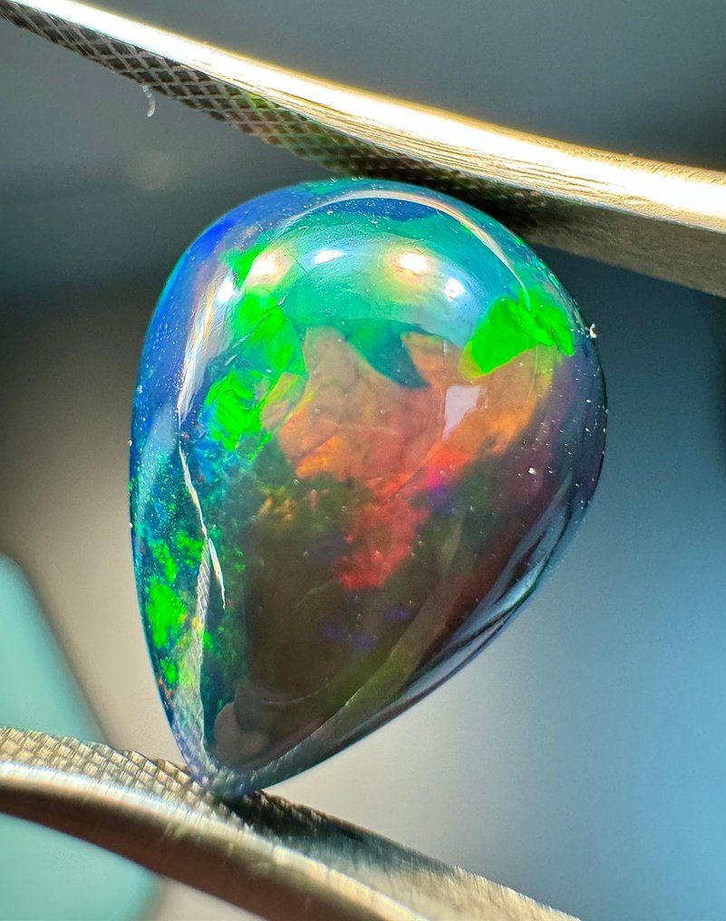 Ethiopian black opal smoky. 5.48 carats. No reserve price. Pear cabochon Height 15.23 mm Width 11.99 mm 1.1 g auction online Catawiki
