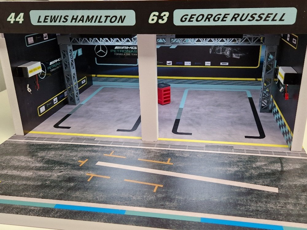 SD-modelcartuning 1:18 - Model samochodu - Mercedes AMG  F1 Pitbox diorama – Bouwkit - met LED Verlichting - Edycja limitowana #1.0