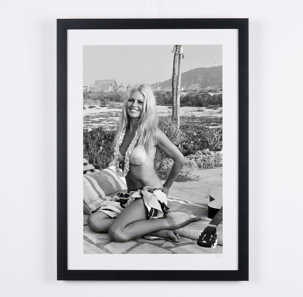 Brigitte Bardot - In Saint Tropez - 1967 - Fine Art Photography - Luxury Wooden Framed 70X50 cm - Limited Edition Nr 04 of 30 - Serial ID 17196 - Original Certificate (COA), Hologram - 100% New. Shipping Reduction from 3 items #1.0