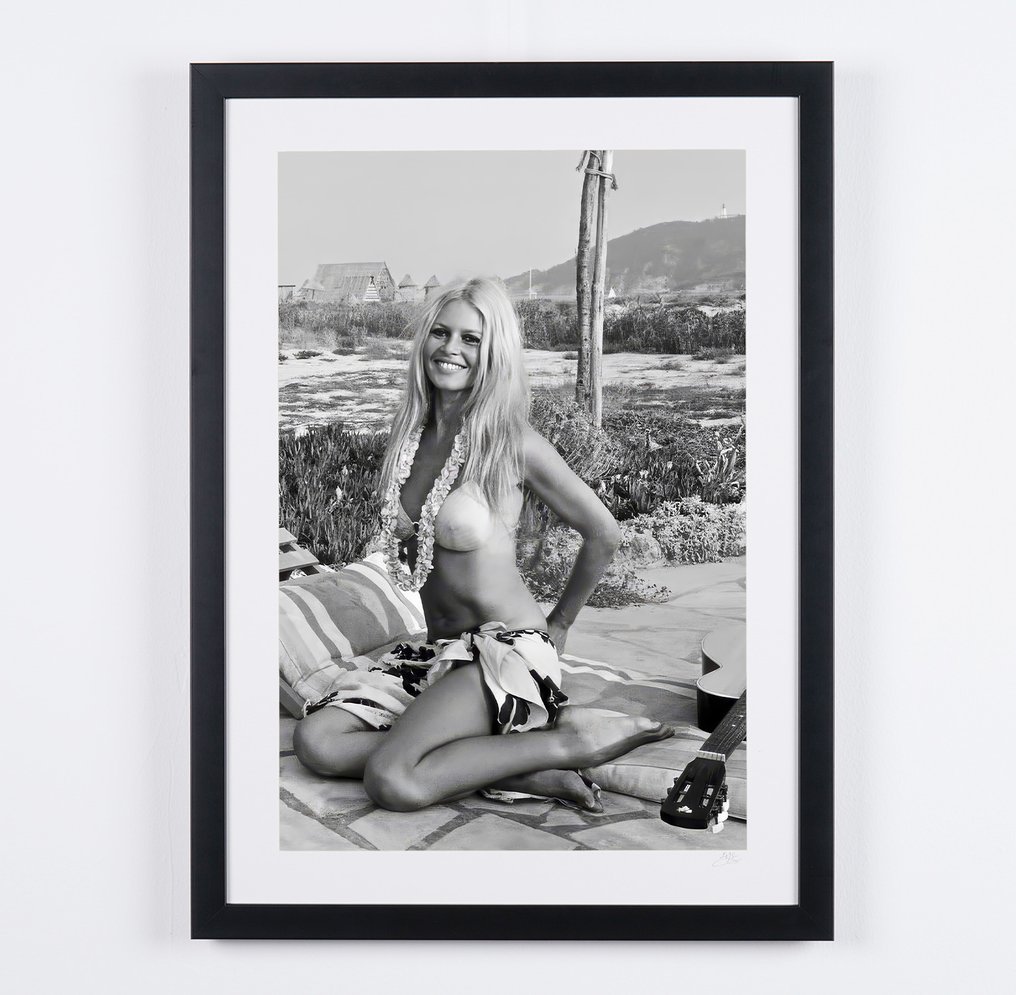 Brigitte Bardot - In Saint Tropez - 1967 - Fine Art Photography - Luxury Wooden Framed 70X50 cm - Limited Edition Nr 04 of 30 - Serial ID 17196 - Original Certificate (COA), Hologram - 100% New. Shipping Reduction from 3 items #3.2