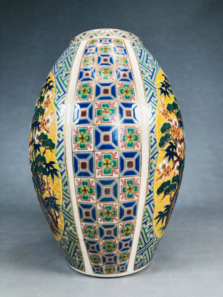 花瓶 - 瓷器, 萨摩陶瓷花瓶，饰有松、竹、梅花 - 日本  (沒有保留價) #1.0