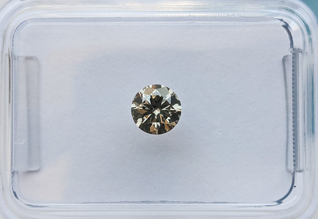 Fără preț de rezervă - 1 pcs Diamant  (Colorat natural)  - 0.30 ct - Rotund - Fancy light Maro - VS2 - IGI (Institutul gemologic internațional) #1.1