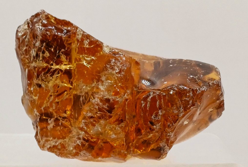 Duży kawałek kieliszka Madeira Andara w kolorze koniaku/whisky/bursztynu („Anioł Światła”) Szorstki kawałek, naturalne rysy, wolna forma - Wysokość: 95 mm - Szerokość: 90 mm- 437 g #3.1
