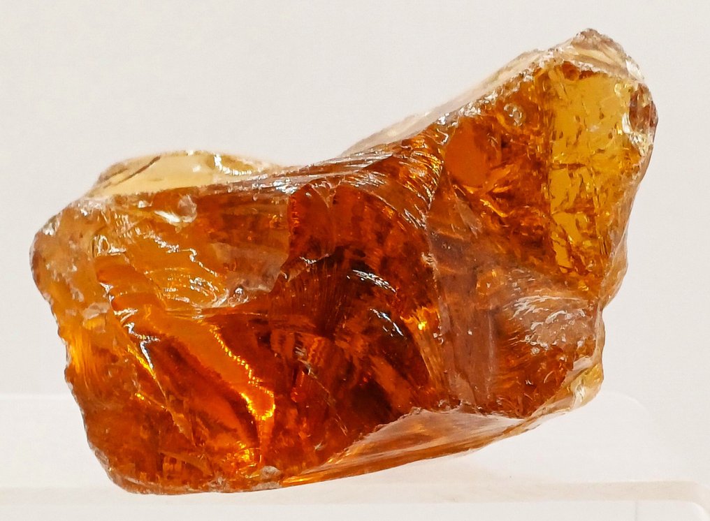 Duży kawałek kieliszka Madeira Andara w kolorze koniaku/whisky/bursztynu („Anioł Światła”) Szorstki kawałek, naturalne rysy, wolna forma - Wysokość: 95 mm - Szerokość: 90 mm- 437 g #2.1