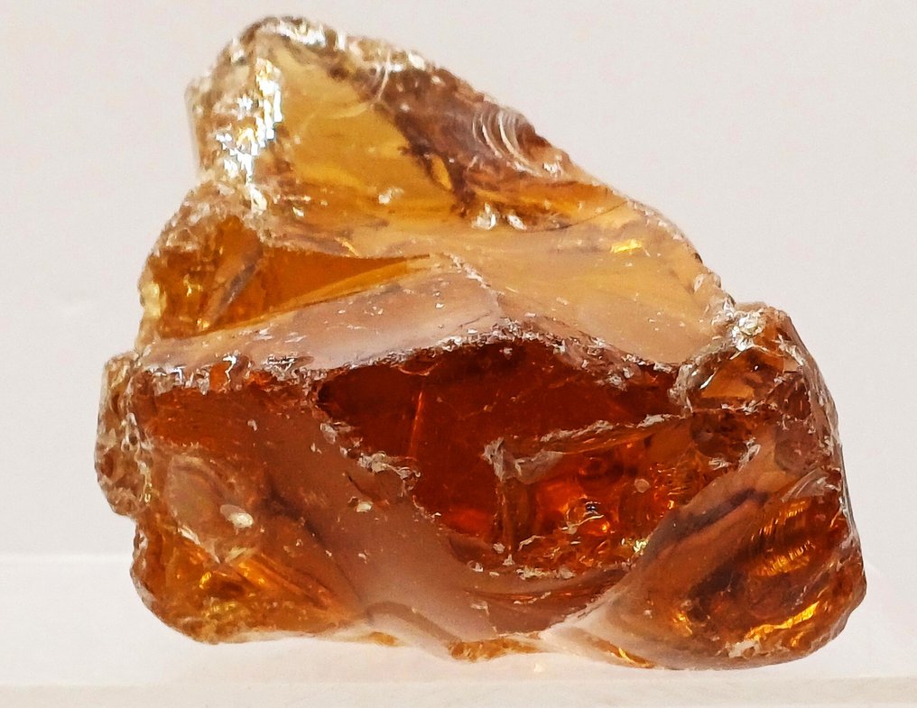 Duży kawałek kieliszka Madeira Andara w kolorze koniaku/whisky/bursztynu („Anioł Światła”) Szorstki kawałek, naturalne rysy, wolna forma - Wysokość: 95 mm - Szerokość: 90 mm- 437 g #2.2