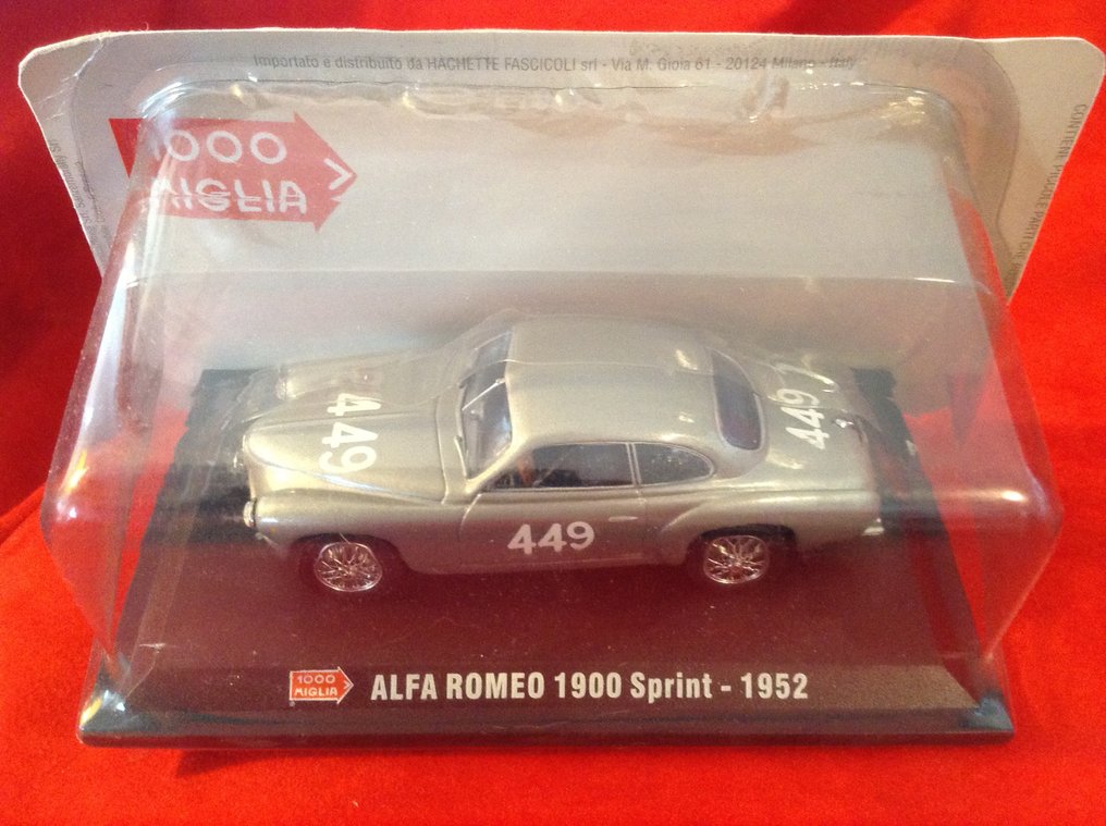 R.C.S. - Kiosk - Alfa Romeo 1:43 - Modelauto  (5) - 1) Alfa Romeo 1900 SS  Coupé Zagato Mille Miglia 1956 #449 - 2) Alfa Romeo TZ2 1600cc 1° Nürburgring - 3) Alfa Romeo Alfetta Test Vandaag Raid Cape North Cape South - 4) Alfa Romeo 166 Saloon Richting #2.1