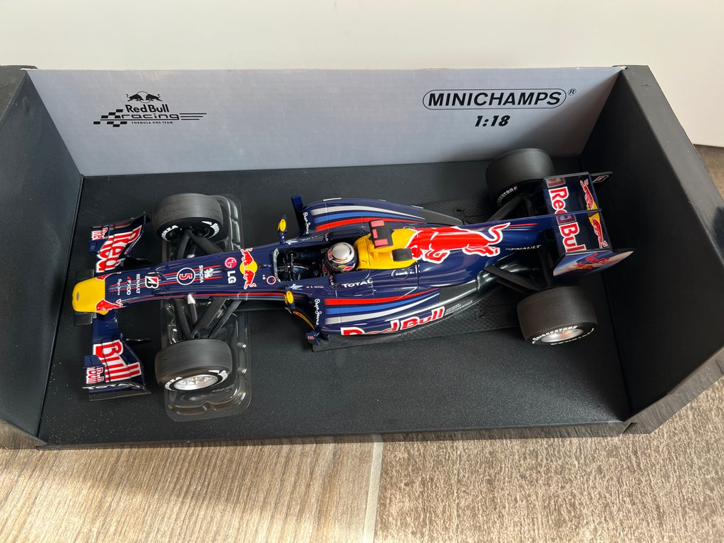 Minichamps 1:18 - Pienoismalliauto - Red Bull RB6 - Sebastian Vettel #2.1