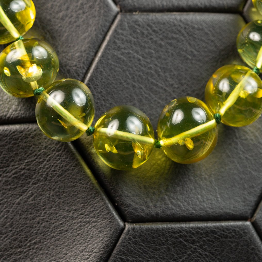 Grøn rav halskæde: Skat af uforlignelig raffinement. - Højde: 680 mm - Bredde: 16.5 mm- 73 g #1.0