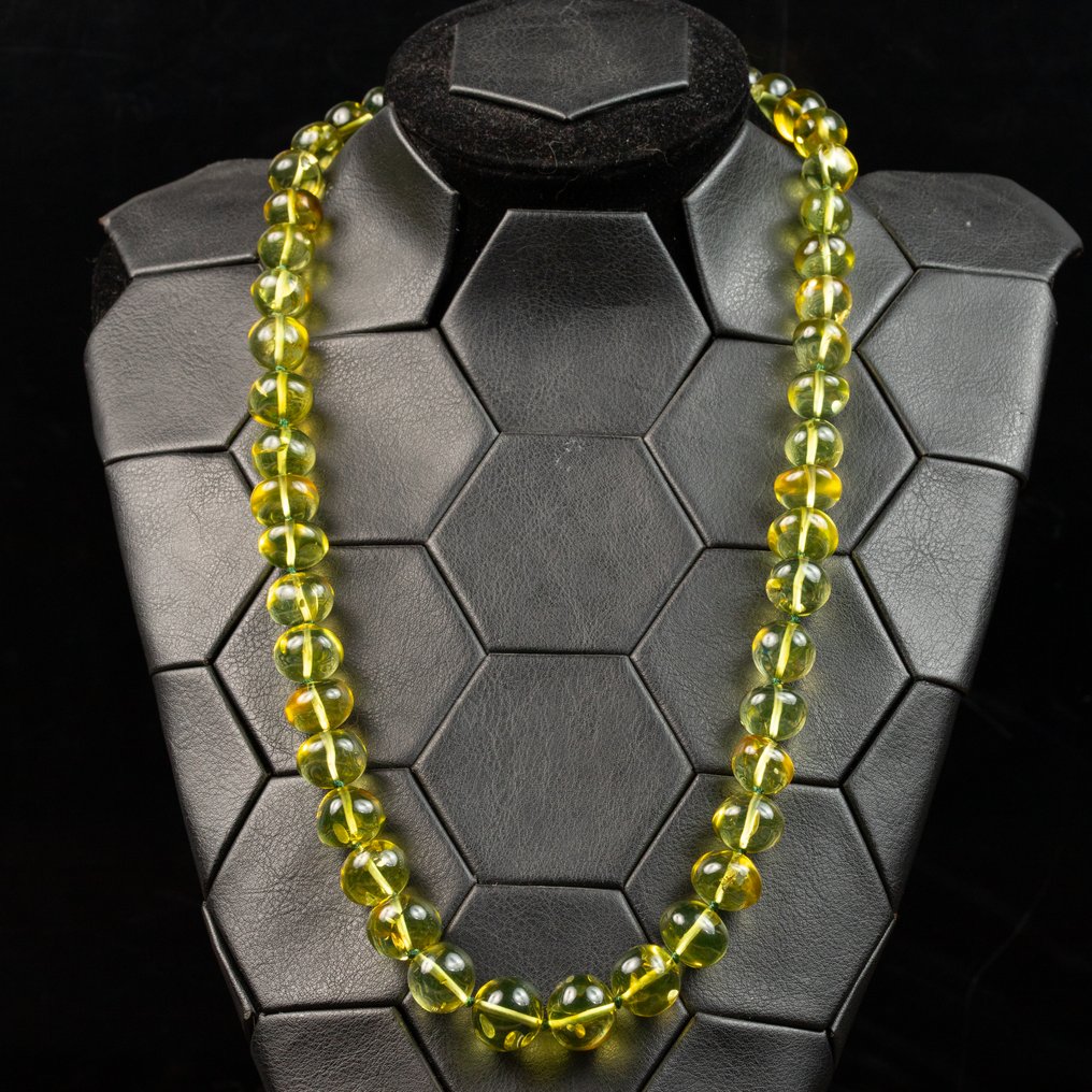 Grøn rav halskæde: Skat af uforlignelig raffinement. - Højde: 680 mm - Bredde: 16.5 mm- 73 g #3.2