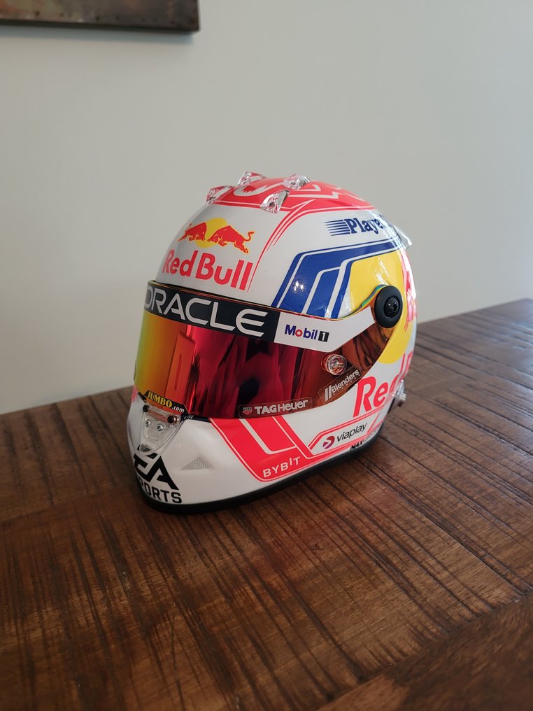 Red Bull Racing - Max Verstappen - 2023 - Casco in scala 1/2  #2.1