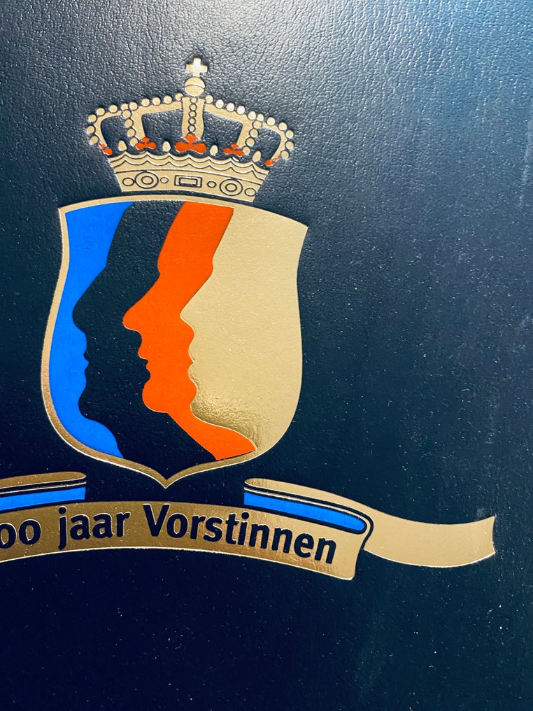 World Banana box cleaner with approximately 14 albums. Catawiki