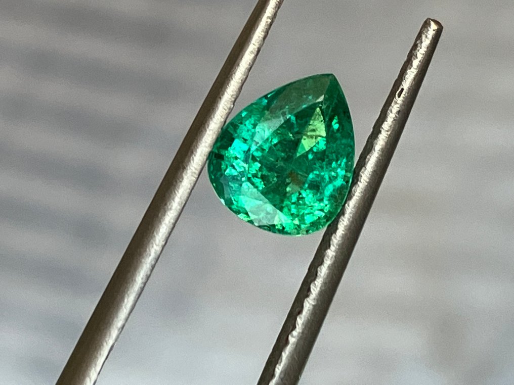 1 pcs Green Emerald - 1.50 ct - International Gemological Institute (IGI) #3.2