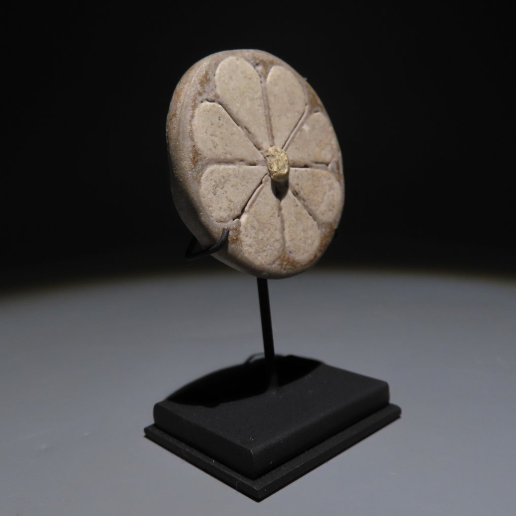 古埃及 Faience 裝飾玫瑰花形貼花。新王國，阿瑪納，第 18 王朝晚期，阿肯那頓統治，c. #1.0