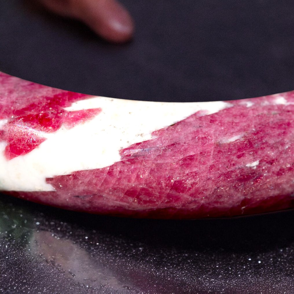 An exclusive collection of unique and refined pieces. Hand-carved ruby-zoisite bracelet: a natural. - Height: 72 mm - Width: 72 mm- 51 g #4.3