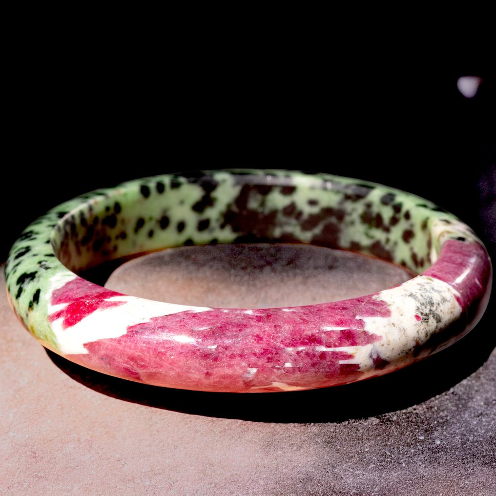 An exclusive collection of unique and refined pieces. Hand-carved ruby-zoisite bracelet: a natural. - Height: 72 mm - Width: 72 mm- 51 g #1.0